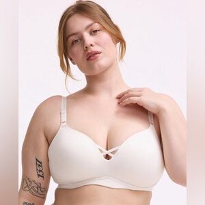 Torrid Wire-Free Push-Up Smooth Bra Cloud Dancer (Cream / Ivory) - 40D